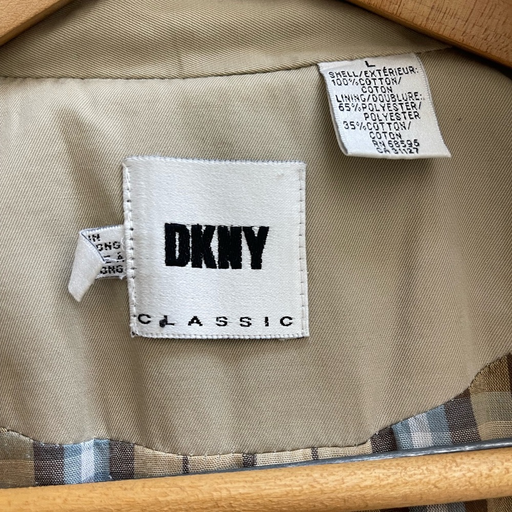 DKNY Classic Trench Coat. Size L. Excellent used condition. Epaulettes, belts. - Picture 9 of 11